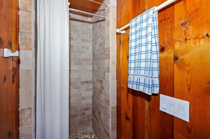 4 Lakeview Track, Fawnskin, California 92333