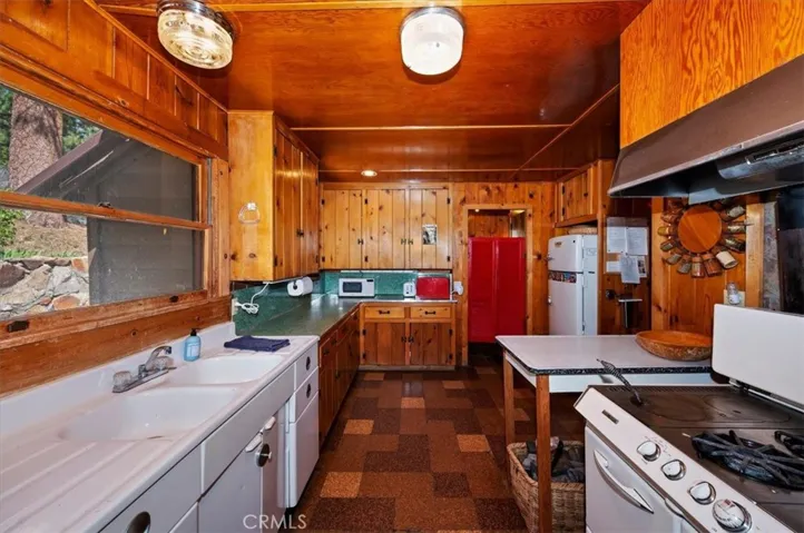 4 Lakeview Track, Fawnskin, California 92333