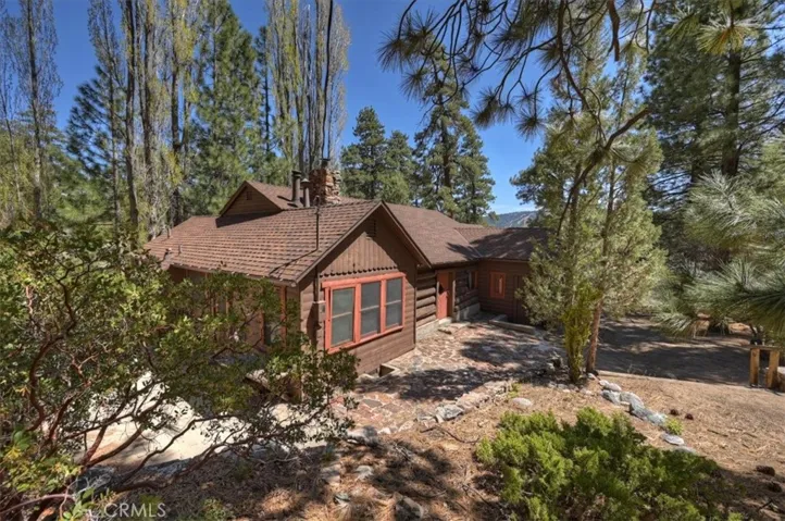 4 Lakeview Track, Fawnskin, California 92333
