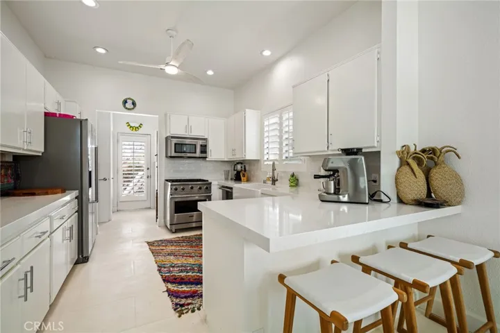Newly Updated Kitchen- Top of Line Appliances