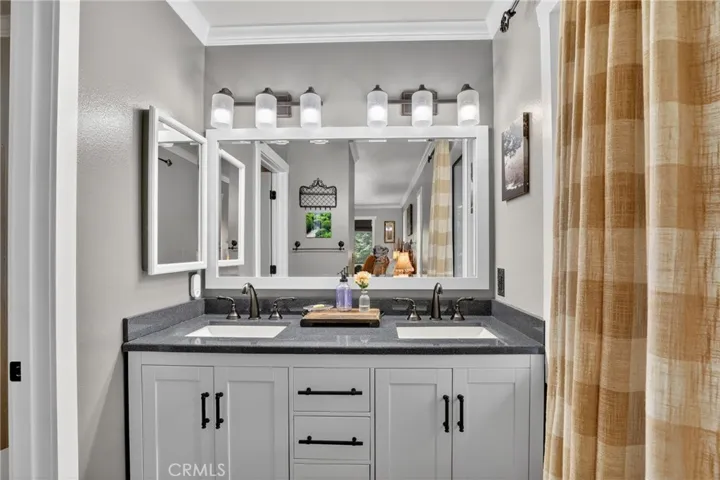 En suite primary bath with double sinks