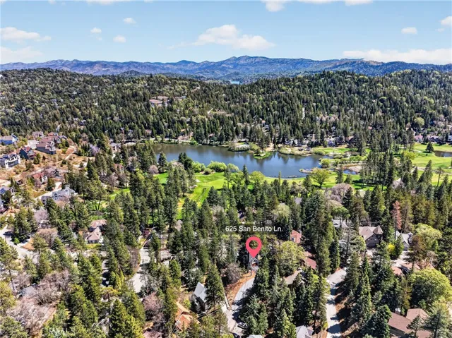 Minutes from the golf course, Grass Valley Lake and  private park