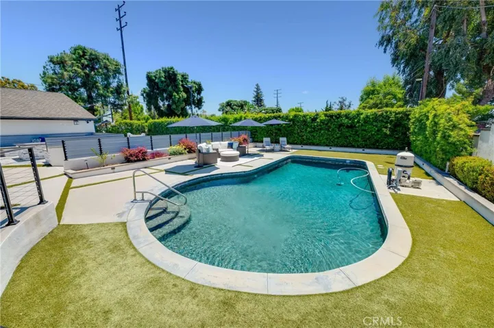 3890 Shadow Grove Road, Pasadena, California 91107
