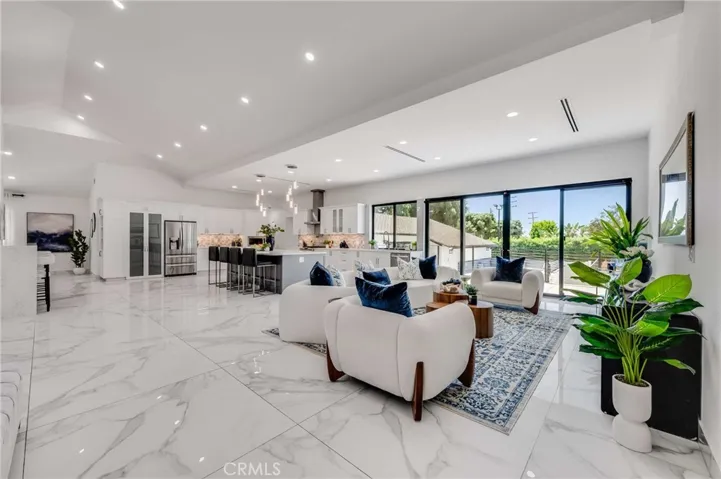 3890 Shadow Grove Road, Pasadena, California 91107