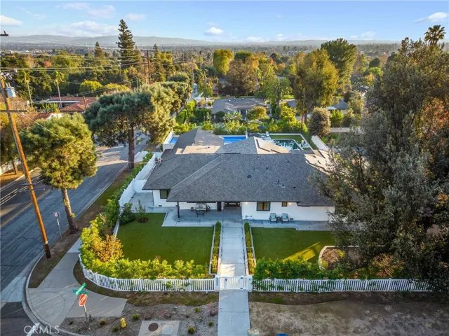 3890 Shadow Grove Road, Pasadena, California 91107