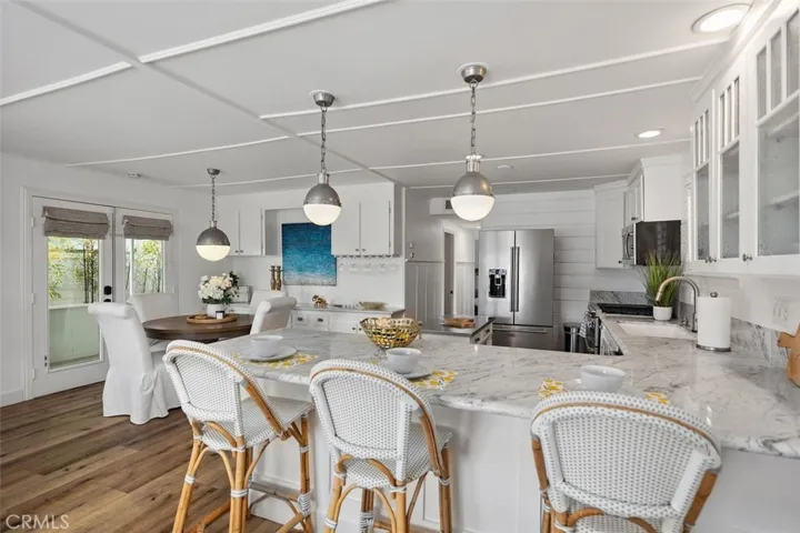 PERFECT SPOT FOR FRIENDS TO SIT WHILE YOU WHIP UP A SNACK