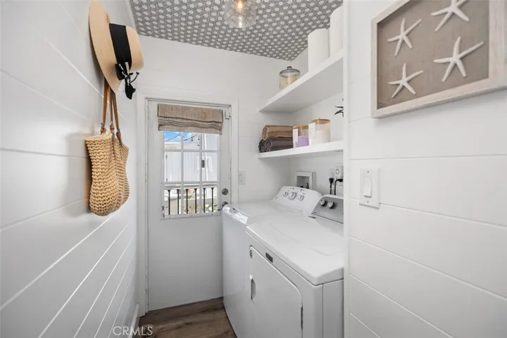SEPARATE LAUNDRY ROOM - W/D STAY