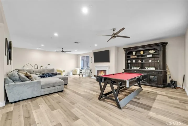 Familyroom & Fireplace