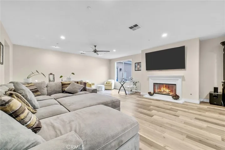 Familyroom & Fireplace