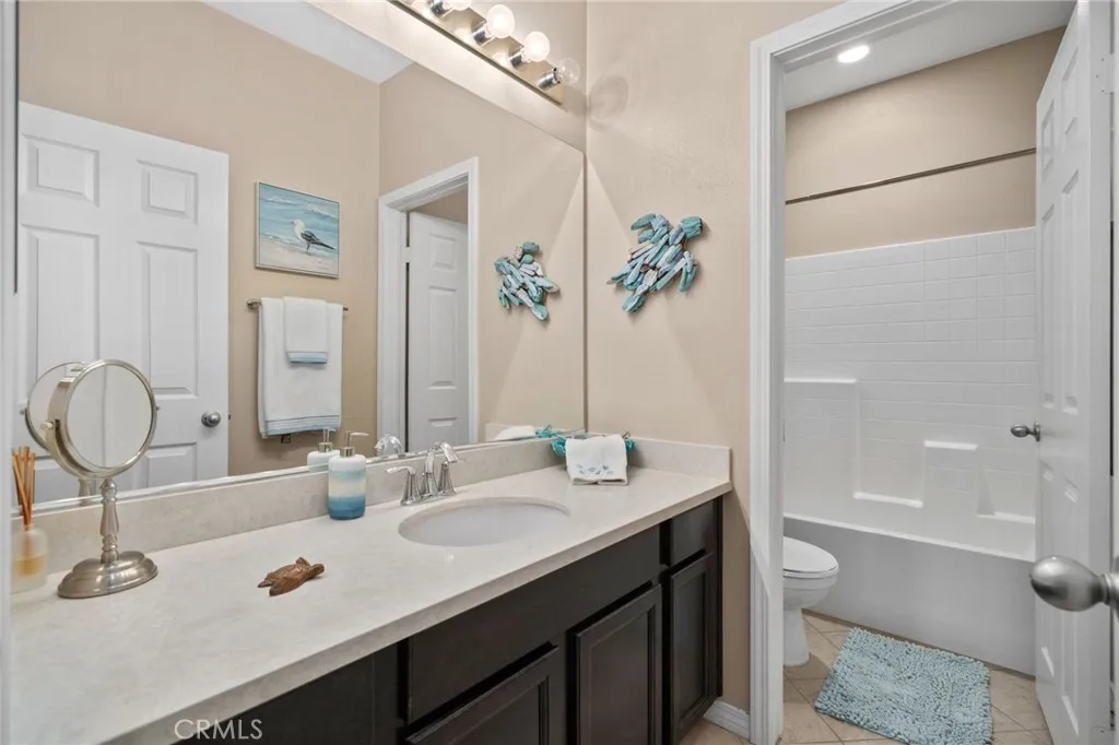 Bathroom #2 (Bathtub/shower combo