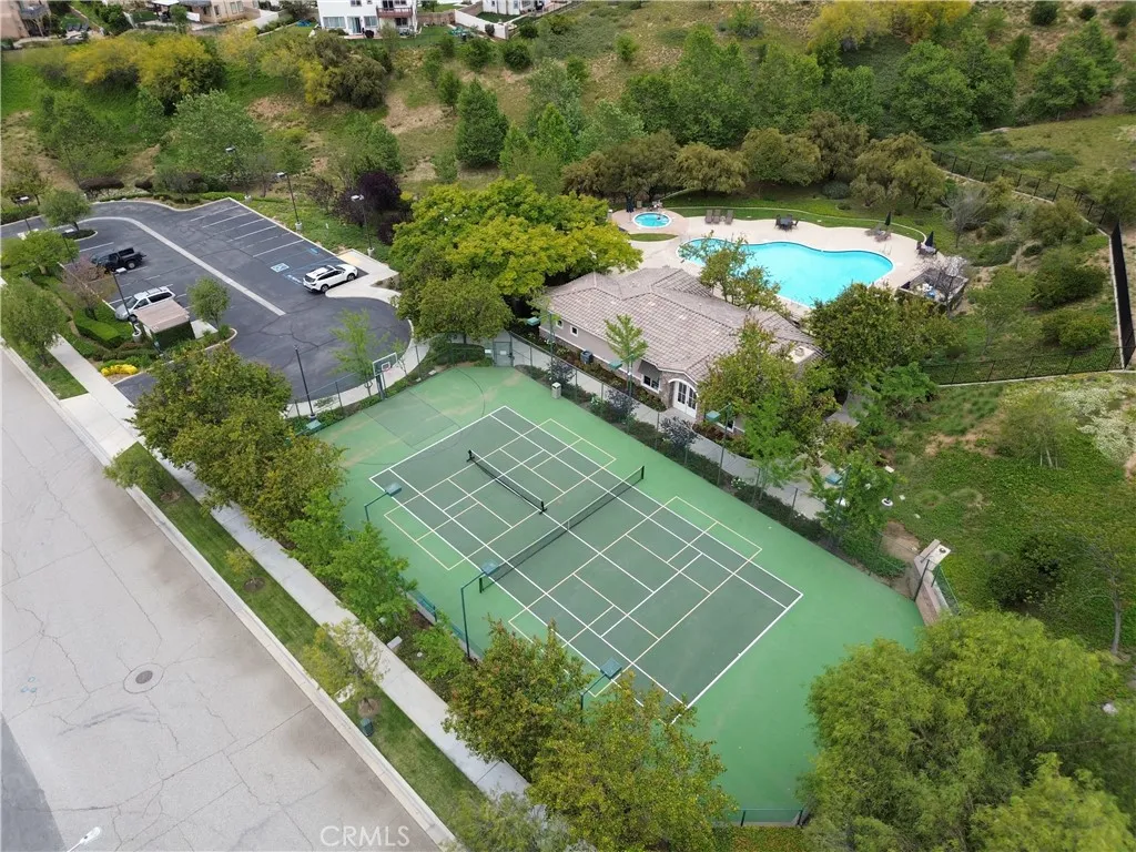 HOA amenities (pool, Tennis courts, clubhouse)