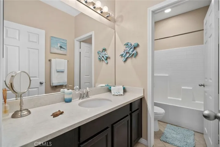 Bathroom #2 (Bathtub/shower combo