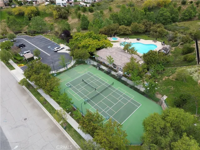 HOA amenities (pool, Tennis courts, clubhouse)