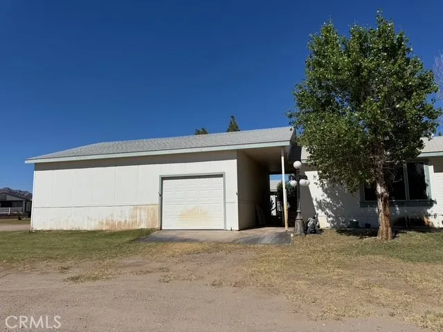 Side roll up garage door too. Nice lamp post is unique.