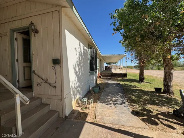Back steps to the laundry room entrance in the breeze way.
