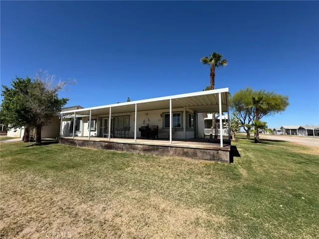 This home is directly across from the Lagoon, no houses blocking the water view and boats coming and going.