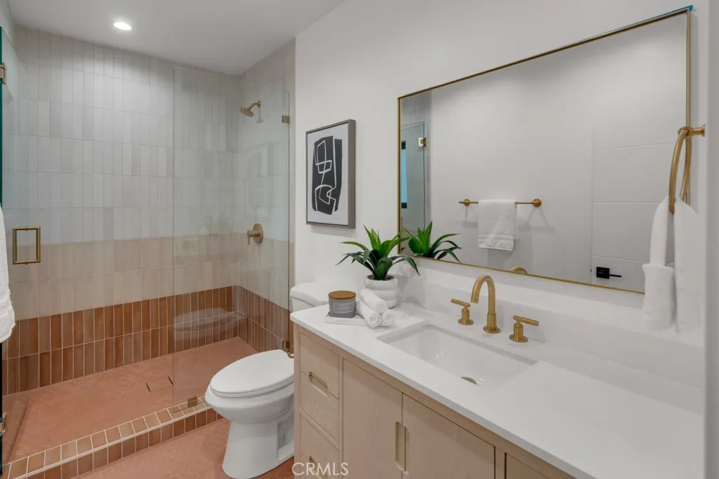 1st Floor Ensuite (Bath)