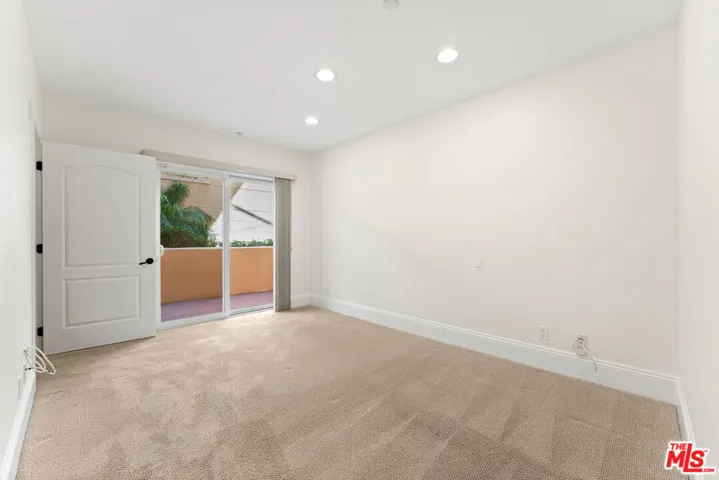 Guet Bedroom w/Side Patio Entr