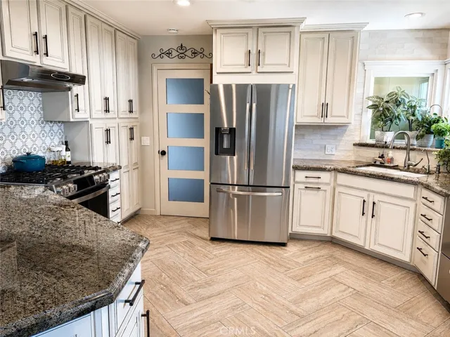 Kitchen with granite countertops, pantry,  and reverse osmosis