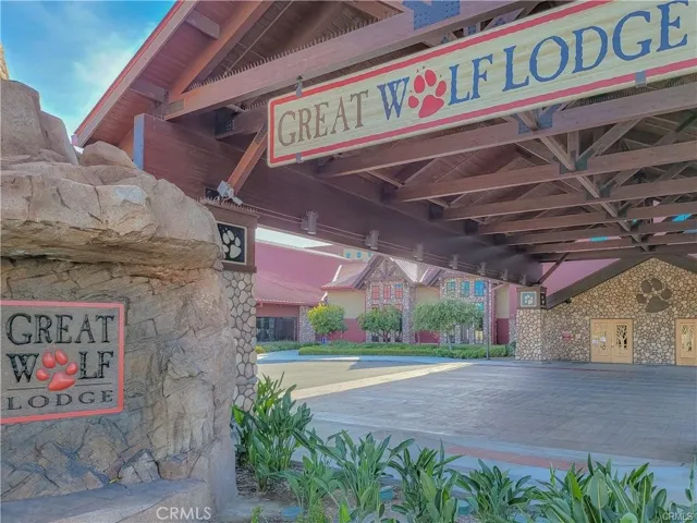 Wolf Lodge nearby for family fun.