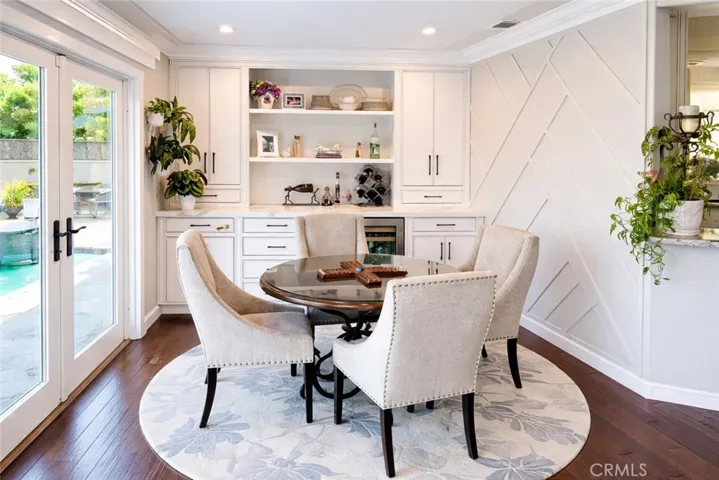 Dining area with designer molding