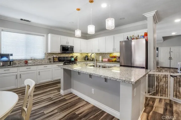 Upgrades kitchen with center island