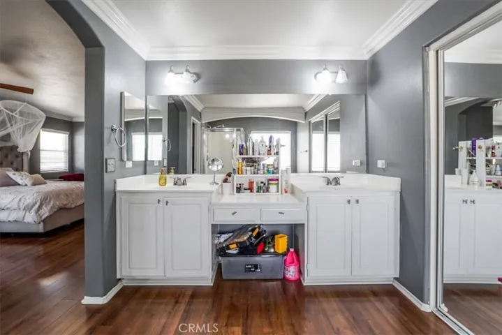 Dual sinks with vanity
