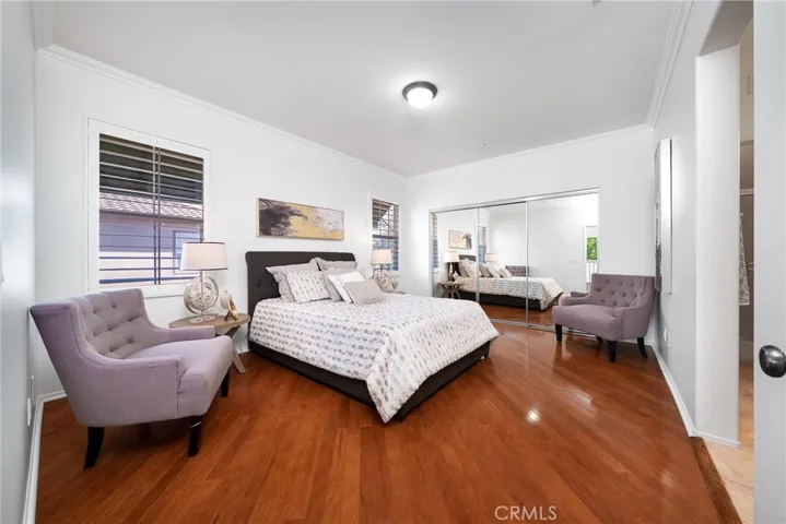 Spacious primary room