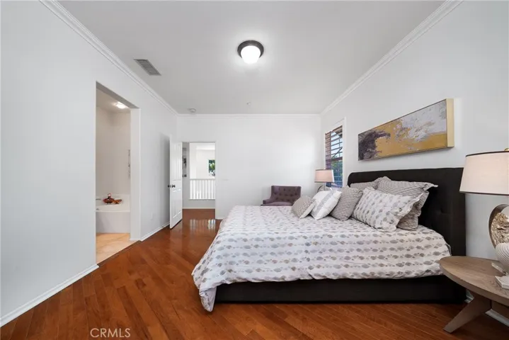 Spacious primary room