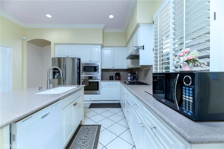 nearly new cabinets, built-ins