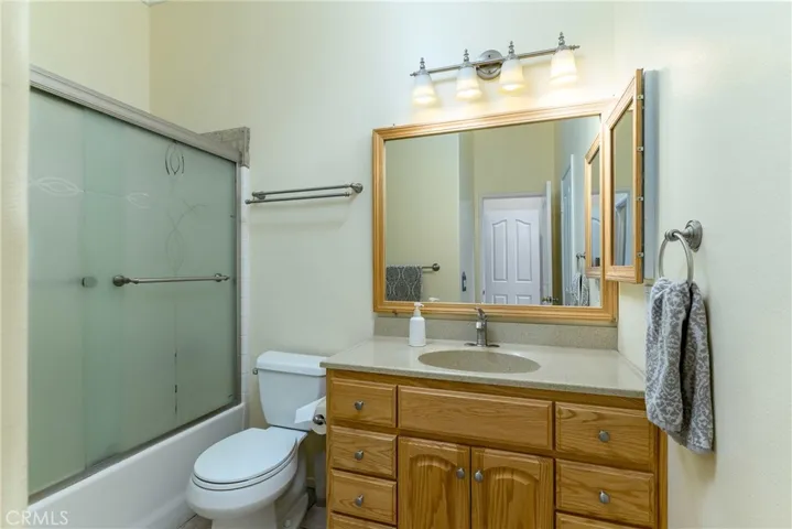 hall bathroom..a full bathroom w/ tub/shower
