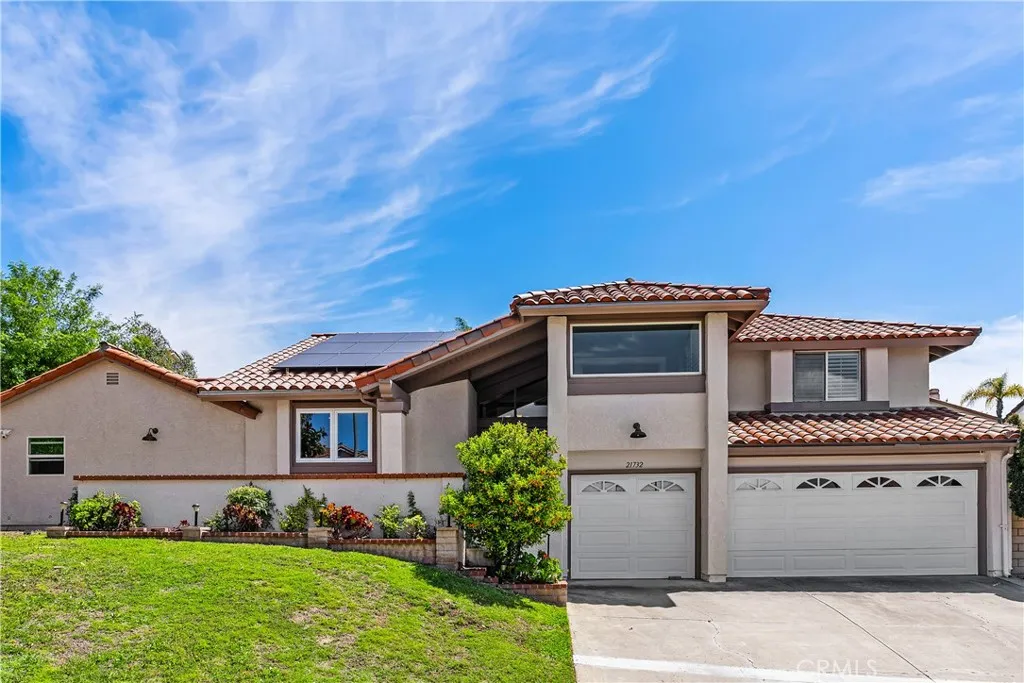 Facade, groomed front yard, 3 car driveway and 3 car garage