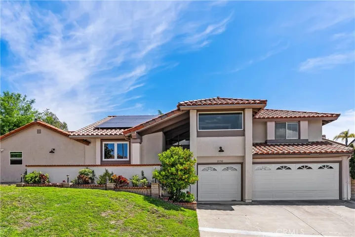 Facade, groomed front yard, 3 car driveway and 3 car garage
