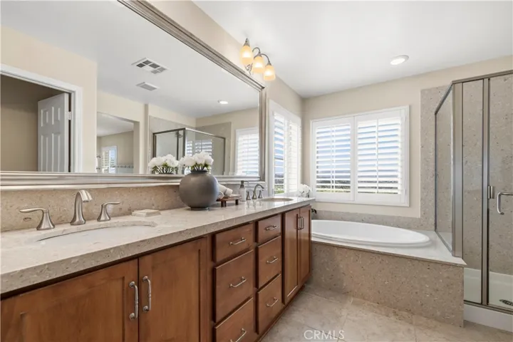 dual sinks and soaking tub