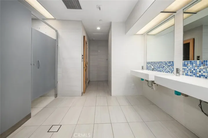 Lobby bath w/sauna