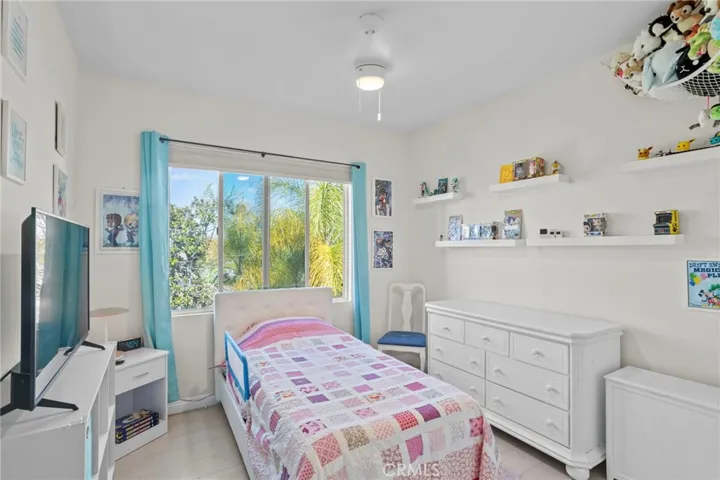 Bedroom with natural light and a comfortable layout