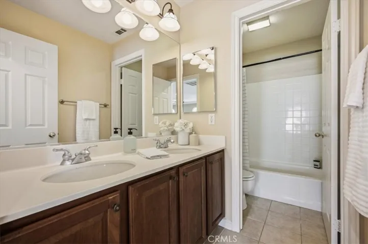 Upstairs full bathroom