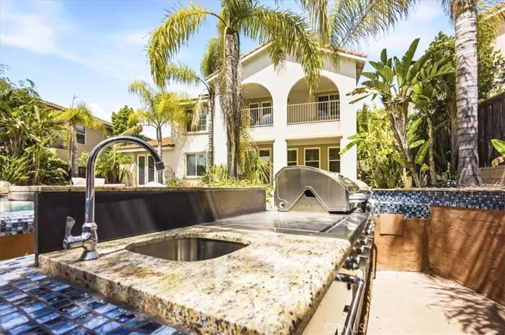 Outdoor Kitchen/BBQ area!