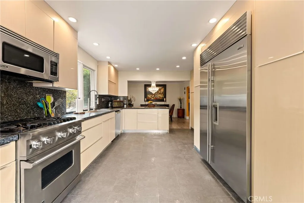 Spacious cook's kitchen
