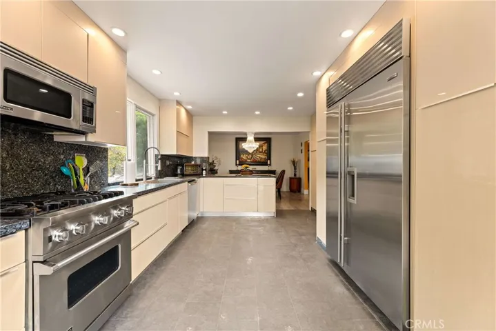 Spacious cook's kitchen