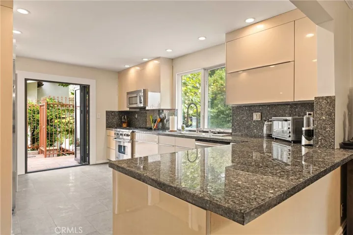 Kithcen w/vast countertops