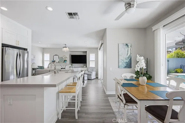 ISLAND KITCHEN AND NOOK WITH SLIDER DOOR