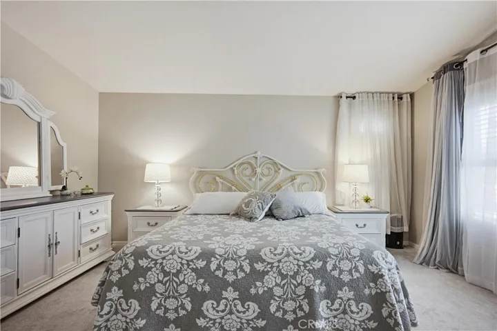 OVERSIZED PRIMARY BEDROOM WITH WALK IN CLOSET
