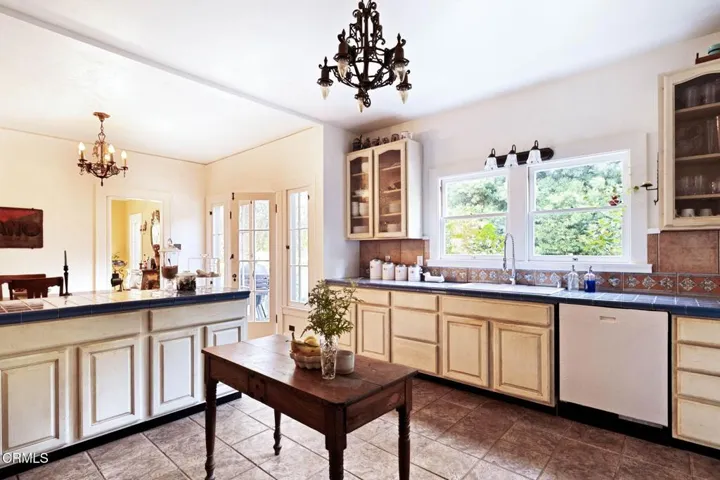 25-web-or-mls-1450-n-michigan-ave