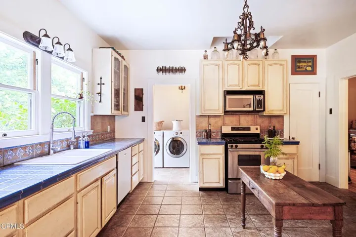 27-web-or-mls-1450-n-michigan-ave
