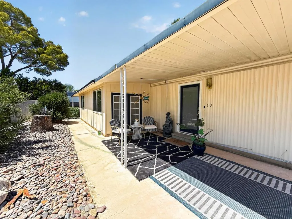 03-exterior_front_of_house_2