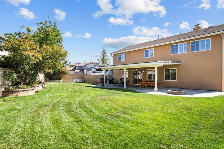 Ready for your creations in this huge yard!