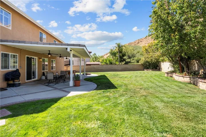 Huge backyard ready for your inspiration