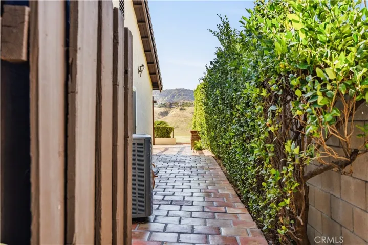 Side Yard w/ Pavers