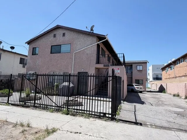 6827 Radford, North Hollywood, California 91605